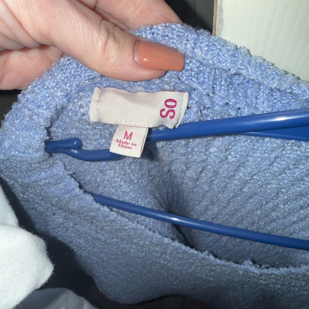 SO Light Blue V-Neck Knit Fall Fashion Winter Ready Sweater Size: Medium - Picture 2 of 2